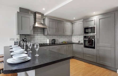 Hanham Apartment | Lovely Bristol Gem - Sleeps 22