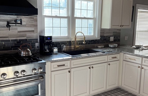 Quincy House | “Lovely” Bungalow near downtown Quincy!