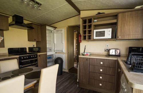Hopton on Sea House | Lovely caravan with decking at Haven Hopton Park, by the beach ref 80017S