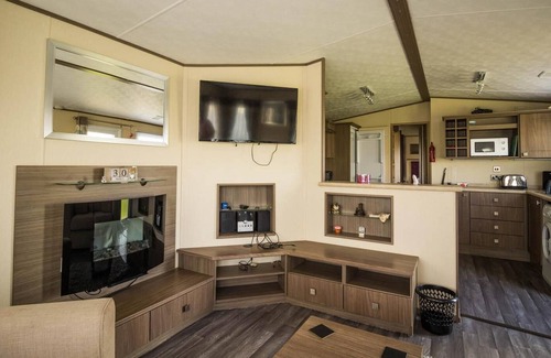 Hopton on Sea House | Lovely caravan with decking at Haven Hopton Park, by the beach ref 80017S