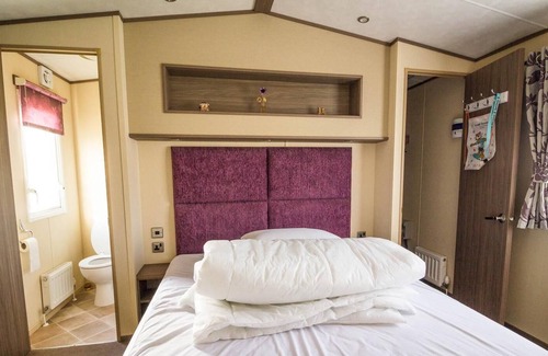 Hopton on Sea House | Lovely caravan with decking at Haven Hopton Park, by the beach ref 80017S
