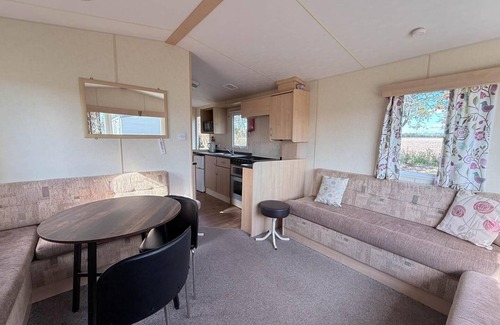 Hopton House | Lovely caravan with free Wi-Fi at Broadland Sands Park, Suffolk ref 20020BS