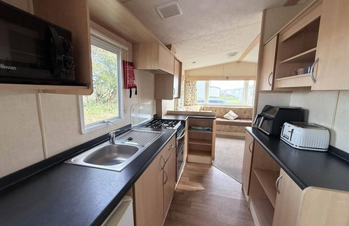 Hopton House | Lovely caravan with free Wi-Fi at Broadland Sands Park, Suffolk ref 20020BS