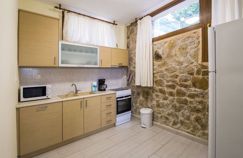 Aristotelis Apartment | Lovely comfortable apartment on a hill by the sea