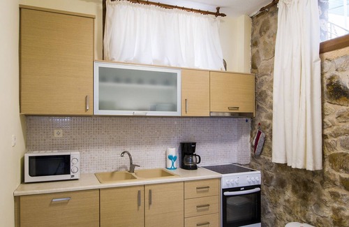 Aristotelis Apartment | Lovely comfortable apartment on a hill by the sea