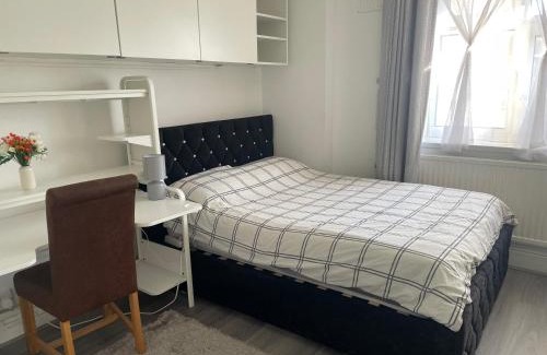 Shadwell Apartment | Lovely Comfortable home near CanaryWhafLondonCity