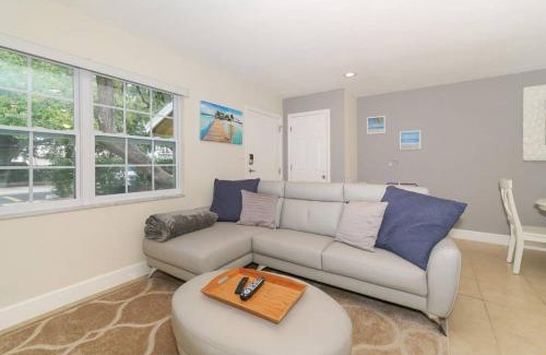 South Sarasota House | Lovely Cottage - Close to Siesta, Shops & Dining