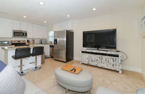 South Sarasota Cottage | Lovely ❤ Cottage - VERY close to Siesta Beach, Downtown, Shopping and More!
