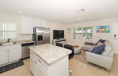 South Sarasota Cottage | Lovely ❤ Cottage - VERY close to Siesta Beach, Downtown, Shopping and More!