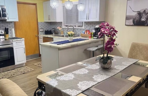 Cheektowaga House | Lovely cozy 3-bedroom ranch house/near airport