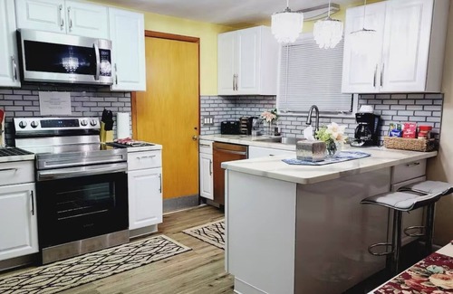 Cheektowaga House | Lovely cozy 3-bedroom ranch house/near airport