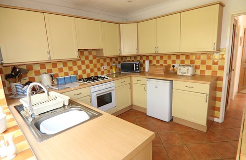 New Forest District House | Lovely dog friendly 2 bed bungalow with parking