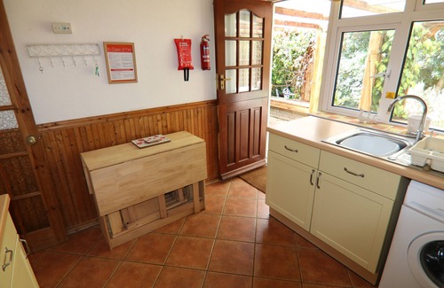 New Forest District House | Lovely dog friendly 2 bed bungalow with parking