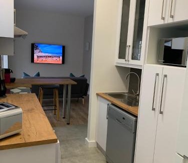 Glentana Apartment | Lovely flat walking distance to Glentana beach