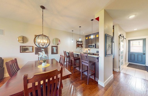 The Blue Mountains Condo | Lovely Getaway near Downtown Blue Mountain Village w/Free WiFi, Patio, and W/D