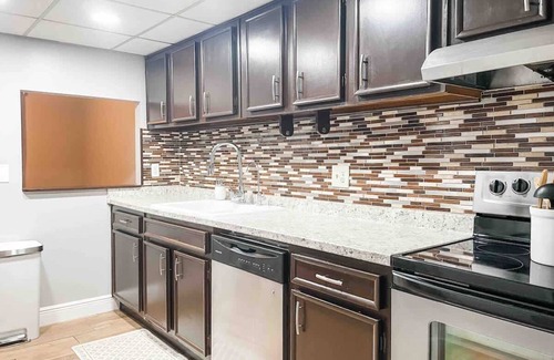 Tallahassee House | Lovely Guest Room in Refined Townhouse - No. 2