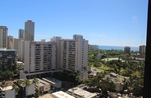 McCully - Moiliili Condo | Lovely Hawaiian Monarch Studio | Pool + Gym