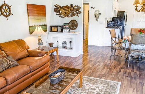 Laurel Cottage | Lovely hideaway near beach with decks & enclosed yard, high-speed WiFi & AC