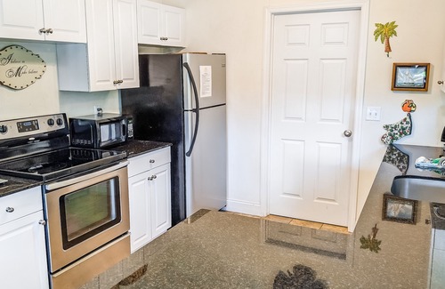 Laurel Cottage | Lovely hideaway near beach with decks & enclosed yard, high-speed WiFi & AC