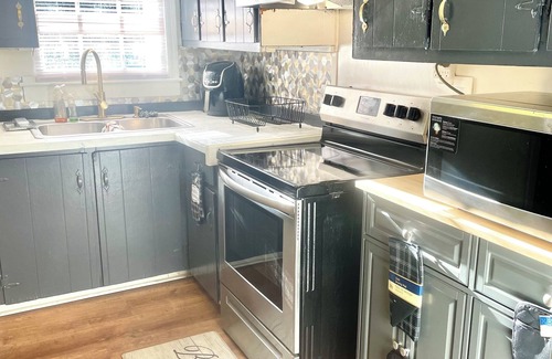 Macon House | Lovely home away from home family friendly and 3 minutes from Macon amphitheater