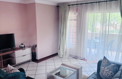 Die Hoewes House | Lovely home away from home with WiFi located at an Estate in Centurion.