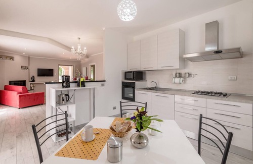 Amelia House | Lovely home in Amelia with kitchen