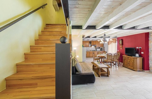 Bale House | Lovely home in Bale with WiFi