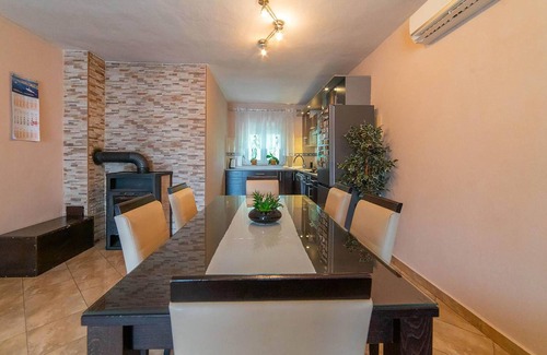 Benkovac House | Lovely home in Benkovac with WiFi