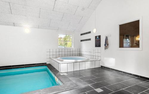 Blavand House | Lovely Home In Blåvand With Kitchen