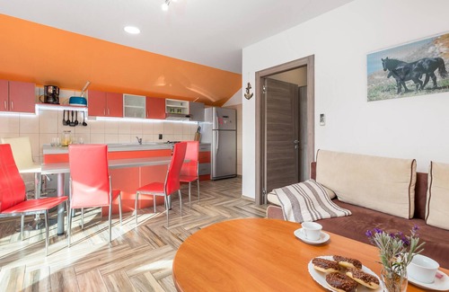Gabonjin House | Lovely home in Gabonjin with kitchen