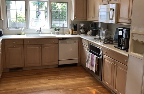 Old Greenwich House | LOVELY home in GREAT location in Old Greenwich. Walk to town & beach!