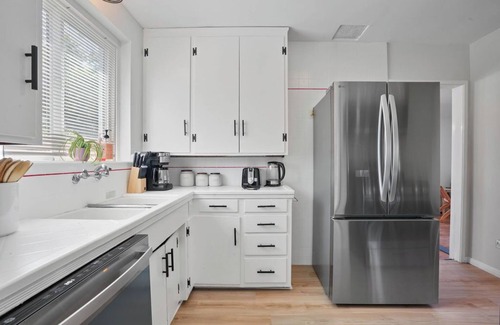 Riverside Rancho House | Lovely Home in Heart of Burbank - Universal Studio