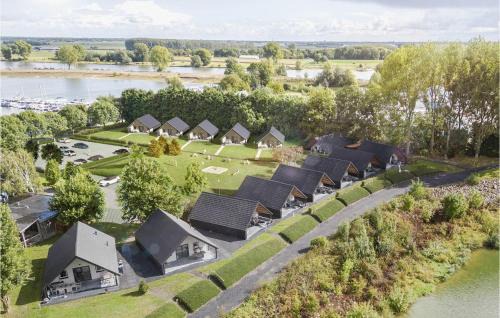 Kerkdriel House | Lovely Home In Kerkdriel With Lake View