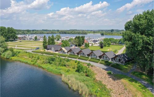 Kerkdriel House | Lovely Home In Kerkdriel With Lake View