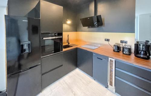 Menglon House | Lovely Home In Menglon With Kitchen