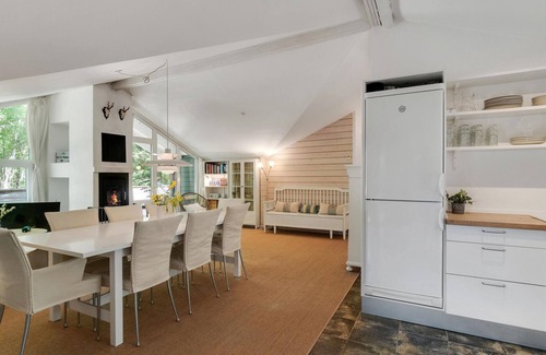 Ronde House | Lovely home in Rønde with kitchen