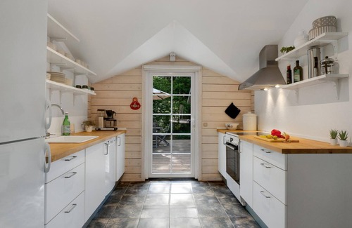 Ronde House | Lovely home in Rønde with kitchen