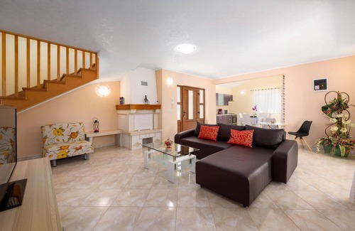 Mofardini House | Lovely home in Tinjan with WiFi