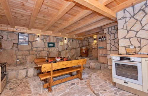 Vrgorac House | Lovely home in Vrgorac with WiFi