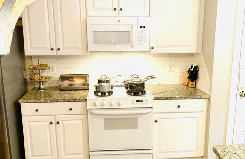 Jamestown House | Lovely Home, Perfect location, Coliseum, Golf, HPU, Back Porch & Community pool
