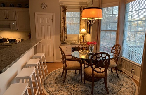 Jamestown House | Lovely Home, Perfect location, Coliseum, Golf, HPU, Back Porch & Community pool