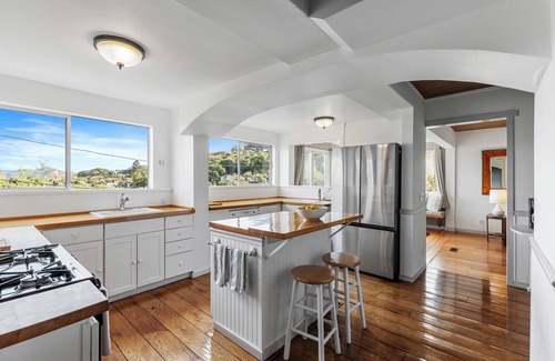 Sausalito House | lovely Home with Jacuzzi, Fireplace & Harbor View