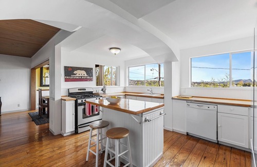 Sausalito House | lovely Home with Jacuzzi, Fireplace & Harbor View