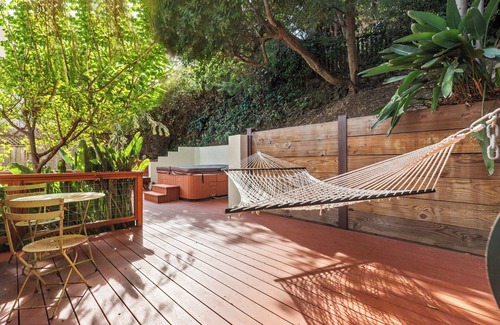 Sausalito House | lovely Home with Jacuzzi, Fireplace & Harbor View