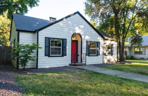 Chico House | Lovely House near Downtown, Home away from Home!