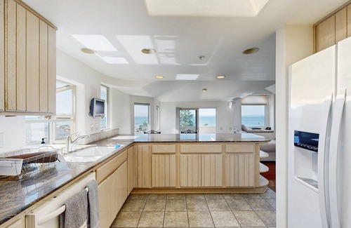 Cayucos House | Lovely House w/Beautiful Ocean Views, Grill & Jetted Tub - Walk to Beach & Town