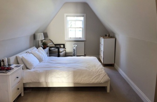 Weybridge House | Lovely large house with garden 30minutes from london