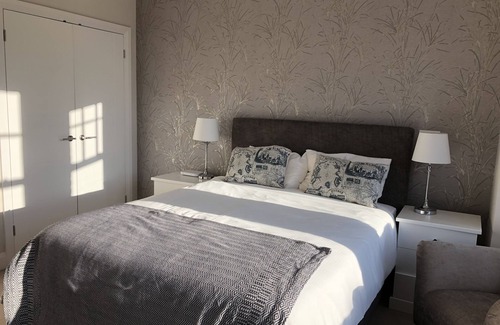 Weybridge House | Lovely large house with garden 30minutes from london