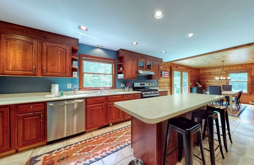 Bartlett House | Lovely Log Cabin Near Slopes W/Free WiFi, Firepit, & Gourmet Kitchen - Dogs OK