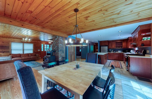 Bartlett House | Lovely Log Cabin Near Slopes W/Free WiFi, Firepit, & Gourmet Kitchen - Dogs OK